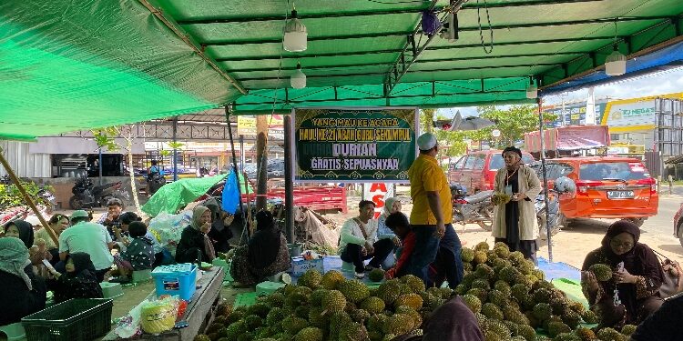 FOTO: IST/MATA KALTENG - Lapak duriam gratis di Jalan Tjilik Riwut Sampit bagi jemaah Haul Sekumpul, Kamis 25 Desember 2025.