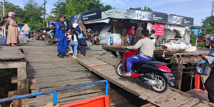 FOTO: IST/MATAKALTENG - Personel Ditpolairud Polda Kalteng  saat pemantauan di alur penyeberangan sungai untuk memastikan keselamatan masyarakat di Das Mentaya, Kota Sampit.