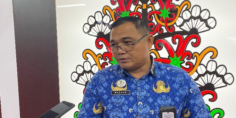 FOTO: NRA/MATAKALTENG - Kepala Bidang Perlindungan Konsumen Disdagperin Kalteng, Maskur, saat diwawancarai wartawan.