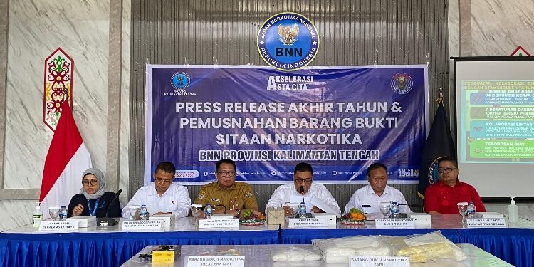 FOTO: NRA/MATAKALTENG - Kepala BNN Provinsi Kalimantan Tengah, Mada Roostanto, saat press relese akhir tahun 2025 dan pemusnahan barang bukti sitaan narkotika, di Kantor BNN Provinsi Kalteng, Senin 29 Desember 2025.