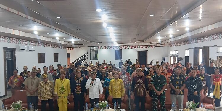 FOTO: IST/MATAKALTENG - Gubernur Kalimantan Tengah yang juga Ketua Umum DAD Provinsi Kalteng, H. Agustiar Sabran, saat menghadiri Musyawarah Daerah (Musda) III Dewan Adat Dayak (DAD) Kota Palangka Raya.