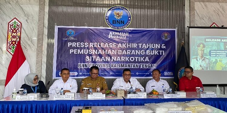 FOTO: NRA/MATAKALTENG - Kepala BNN Provinsi Kalimantan Tengah, Mada Roostanto, saat press relese akhir tahun 2025 dan pemusnahan barang bukti sitaan narkotika, di Kantor BNN Provinsi Kalteng, Senin 29 Desember 2025.
