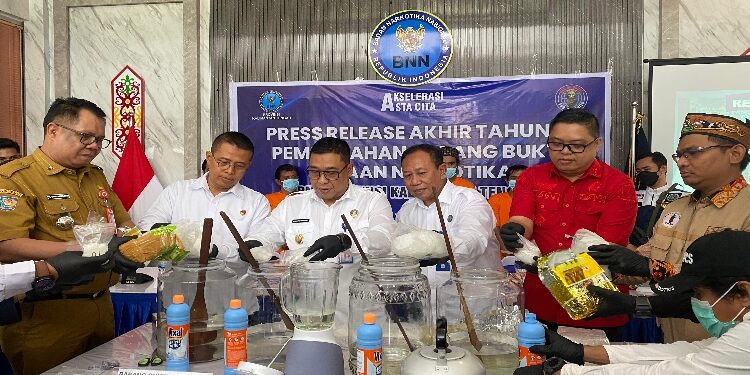 FOTO: NRA/MATAKALTENG - Pemusnahan barang bukti narkotika jenis sabu dan ekstasi hasil pengungkapan kasus peredaran gelap narkotika di wilayah Sampit, Kabupaten Kotawaringin Timur, di Aula BNN Provinsi Kalimantan Tengah, Senin 29 Desember 2025.