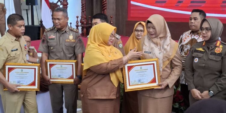 Foto:DIAN/MATA KALTENG - Penyerahan penghargaan inovasi daerah Kotim 2025, 30 Desember 2025.