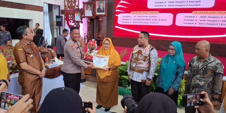 Foto:DIAN/MATA KALTENG - Penyerahan penghargaan bagi pemenang pawai pembangunan 2025 di Kotim, 30 Desember 2025.