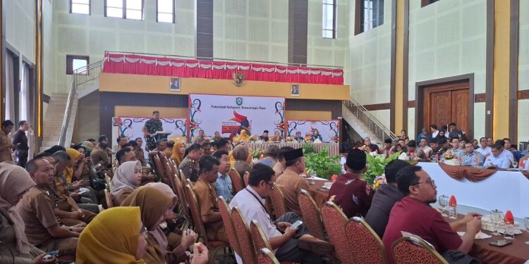 Foto:DIAN/MATA KALTENG - Pasi Ops Kodim 1015/Sampit, Kapten Inf Syahidin saat sampaikan laporan dalam rapat evaluasi akhir tahun 2025 di Rujab Bupati Kotim, 30 Desember 2025.