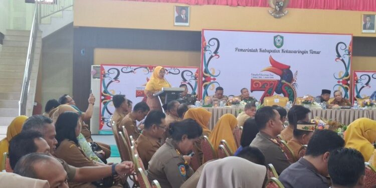 Foto:DIAN/MATA KALTENG - Wabup Kotim Irawati saat pimpin rapat evaluasi akhir tahun 2025 di Rujab Bupati Kotim, 30 Desember 2025.