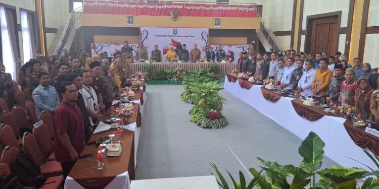 Foto:DIAN/MATA KALTENG - Rapat evaluasi akhir tahun 2025 di rujab Bupati Kotim, 30 Desember 2025.