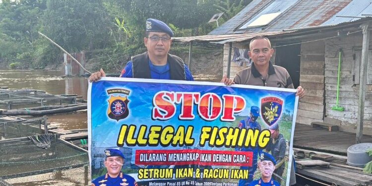 FOTO: IST/MATAKALTENG- Personel Ditpolairud Polda Kalteng dari KP XVIII-2001 memberikan imbauan langsung kepada nelayan di kawasan DAS Barito.
