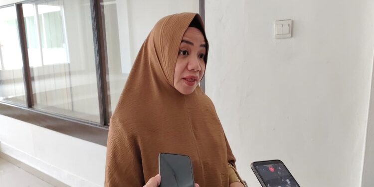 FOTO: IST/MATAKALTENG - Kepala Dinas Koperasi dan UKM Provinsi Kalimantan Tengah, Rahmawati, saat diwawancarai wartawan.