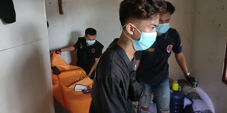 FOTO: MATAKALTENG - Polresta Palangka Raya bersama tim relawan pada saat mengevakuasi jasad korban ke rumah sakit.