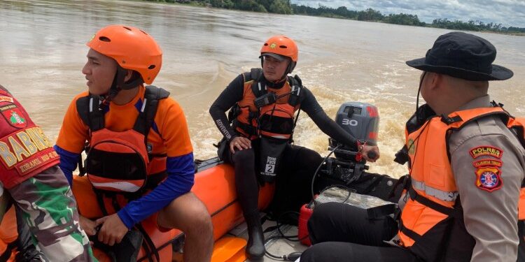FOTO: MATAKALTENG - Tim SAR Gabungan pada saat melakukan pencarian terhadap korban tenggelam.