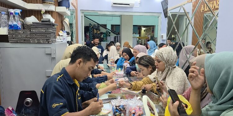 FOTO: AGUS/MATAKALTENG - Suasana Toko Emas Mitra Baru 4 di Pusat Perbelanjaan Mentaya Sampit yang dipadati pembeli pada hari pertama pembukaan, Minggu 4 Januari 2026.
