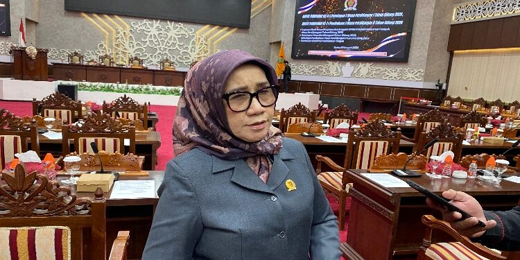 FOTO: NRA/MATAKALTENG - Ketua Komisi II DPRD Kalimantan Tengah sekaligus Ketua Panitia Khusus (Pansus) Raperda, saat diwawancarai wartawan.