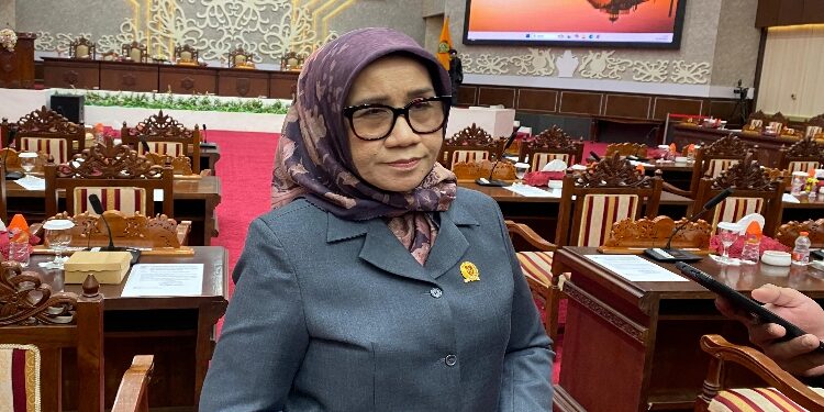 FOTO: NRA/MATAKALTENG - Ketua Komisi II DPRD Kalimantan Tengah, Siti Nafsiah, saat diwawancarai wartawan.