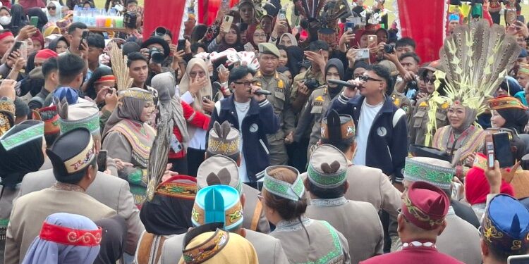 Foto:DIAN/MATA KALTENG - Penampilan Chesylino dalam Upacara HUT ke-73 Kotawaringin Timur di Stadion 29 November, 7 Januari 2026.