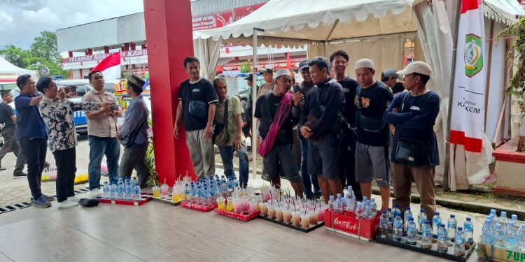 Foto:DIAN/MATA KALTENG - Pedagang asongan yang berjualan di perayaan Hari Ulang Tahun (HUT) ke-73 Kabupaten Kotawaringin Timur (Kotim).