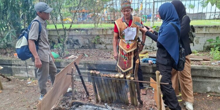 Foto:DIAN/MATA KALTENG - Lomba membuat lemang dalam rangka HUT Kotim, 7 Januari 2026.