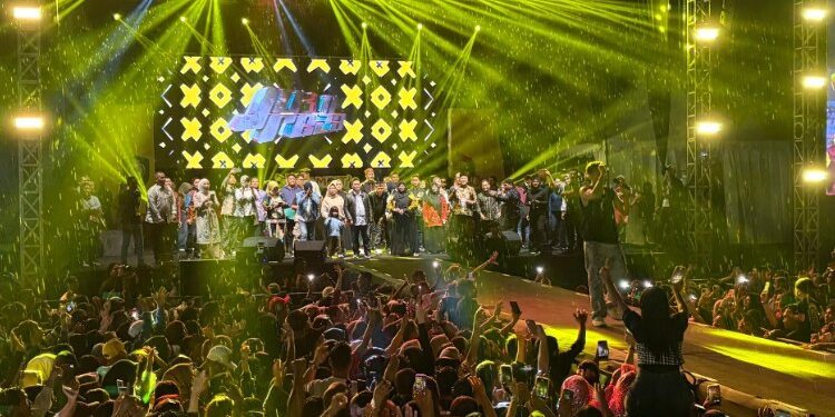 Foto:IST/MATA KALTENG - Penampilan Juan Reza dalam pembukaan Sampit Expo 2026, 7 Januari 2026 malam.