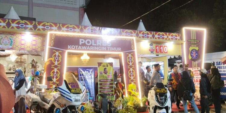 FOTO: AGUS/MATAKALTENG - Tampak stand milik Polres Kotim untuk memberikan pelayanan kepada masyarakat pada Sampit expo Hut Kotim ke 73 tahun.