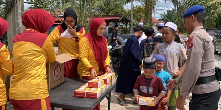 FOTO: IST/MATAKALTENG- Jajaran Ditpolairud Polda Kalteng saat melaksanakan kegiatan Jumat Berkah dengan berbagi makanan kepada masyarakat sekitar Masjid Al Amin, Bapeang, sebagai wujud kepedulian sosial Polri.