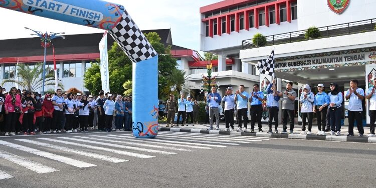 FOTO: IST/MATAKALTENG - Wagub Kalteng Lepas Peserta Jalan Sehat Hari Desa Nasional.