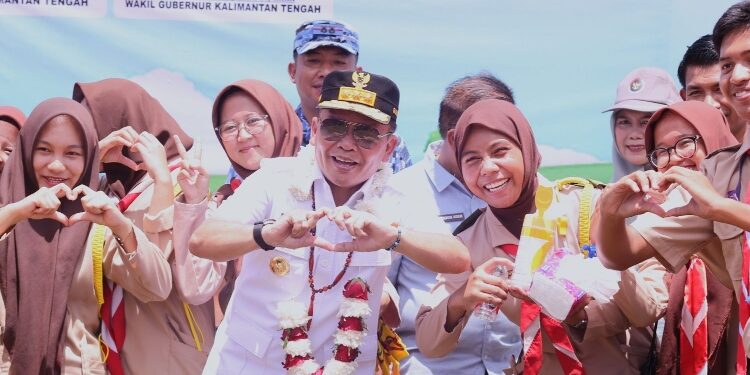 FOTO: IST/MATAKALTENG - Gubernur Kalteng Agustiar Sabran Saat Berinteraksi dengan Pelajar.