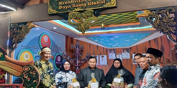 FOTO: IST/MATA KALTENG - Bupati dan Wabup Kotim saat kunjungi Expo Sampit 2026, Jumat 9 Januari 2026 malam.