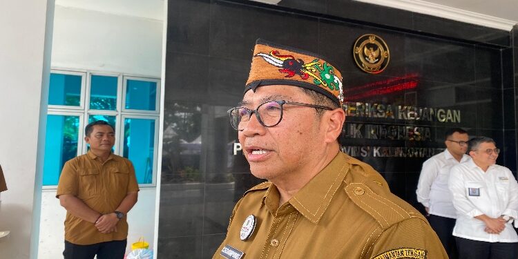 FOTO: NRA/MATAKALTENG - Pelaksana Tugas (Plt) Sekretaris Daerah Kalimantan Tengah, Leonard S. Ampung, saat diwawancarai wartawan.