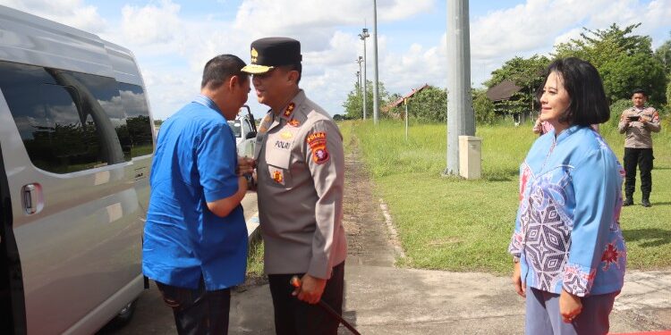 FOTO: Kapolda Kalteng, Irjen Pol Iwan Kurniawan, pada saat menyambut kedatangan Wakapolda Kalteng yang baru, Brigjen Pol Yosi Muhamartha.