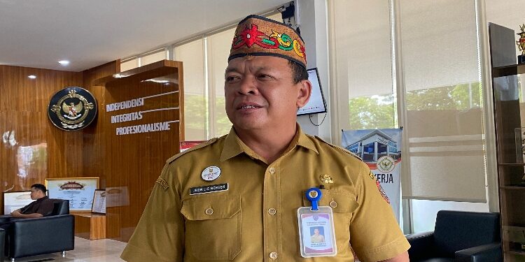 FOTO: NRA/MATAKALTENG - Pelaksana Tugas (Plt) Kepala Biro Pemerintahan dan Otonomi Daerah (Pemotda) Setda Kalteng, Jhon Lis Berger, saat diwawancarai Senin 12 Desember 2026.