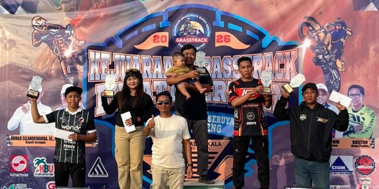 FOTO: ISTL/MATAKALTENG- Briptu Septo T.N saat naik podium di event grasstrack Bupati Seruyan 2026 pada Minggu (11/1/2026).