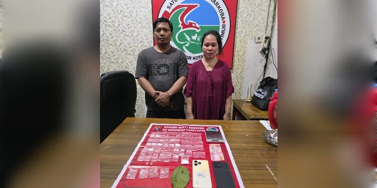 FOTO: IST/MATAKALTENG- Pasangan suami istri tersangka kasus narkotika saat diamankan Satresnarkoba Polres Kotim.