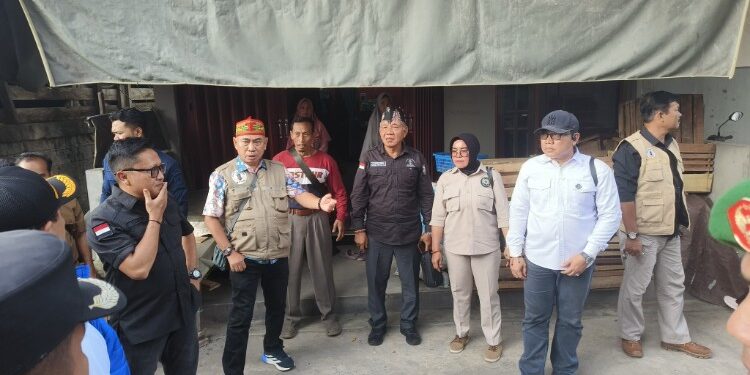 Foto:IST/MATA KALTENG - Anggota DPRD Kotim bersama BNK Kotim saat kunjungi kampung di belakang Eks Golden sebelum melakukan sosialisasi narkoba, 12 Januari 2026.