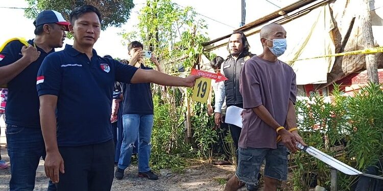 FOTO: Terduga pelaku pada saat melakukan pra rekonstruksi kasus pembunuhan yang berlangsung di Jalan Raflesia.