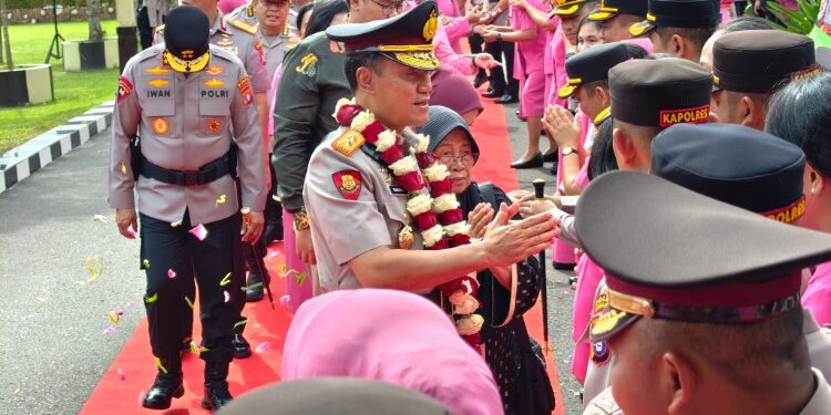 FOTO: Irjen Pol Rakhmat Setyadi, pada saat berjabat tangan bersama jajaran Polda Kalteng, usai prosesi pedang pora, di halaman Mapolda Kalteng, Selasa (13/1/2026).