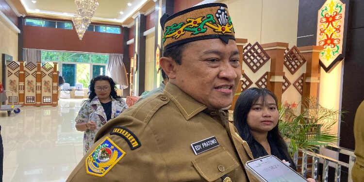 FOTO: NRA/MATAKALTENG - Wakil Gubernur Kalimantan Tengah, Edy Pratowo saat diwawancarai wartawan.