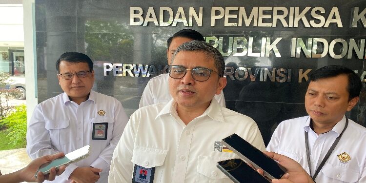 FOTO: NRA/MATAKALTENG - Kepala BPK RI Perwakilan Kalteng, Dodik Achmad Akbar, saat diwawancarai wartawan.
