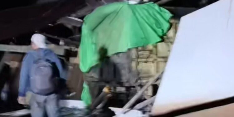 FOTO: IST/MATAKALTENG- Terlihat rumah hancur ditabrak truk Jalan Cilik Riwut, Desa Patai, Kecamatan Cempaga, Kotim pada Selasa, 13 Januari 2026 malam.