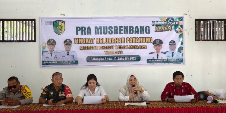 FOTO: Lurah Panarung, Evi Kahayanti (Berjilbab), pada saat membuka Pra Musrenbang.