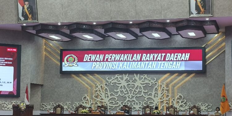 FOTO: IST/MATAKALTENG - Wakil Ketua III DPRD Kalteng, Junaidi saat mengumumkan Ketua Fraksi PDI-P DPRD Kalimantan Tengah.