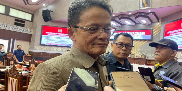 FOTO: NRA/MATAKALTENG - Freddy Ering, sebagai Pelaksana Tugas (Plt) Ketua Fraksi PDI Perjuangan DPRD Kalimantan Tengah, saat diwawancarai wartawan.