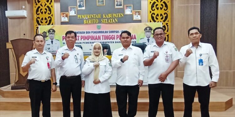 Foto:Matakalteng//Enam Pejabat Pratama Yang di Lantik Oleh Bupati Barsel H. Eddy Raya Samsuri.
