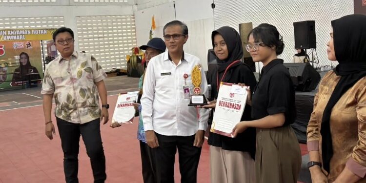 Foto:IST/MATA KALTENG - Penyerahan hadiah pemenangan lomba kerajinam Dekranasda, 14 Januari 2026.