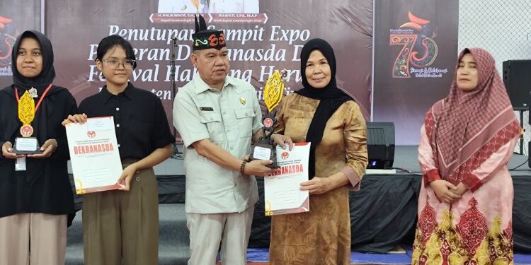 Foto:IST/MATA KALTENG - Wakil Ketua I DPRD Kotawaringin Timur (Kotim) Juliansyah saat berikan hadiah pemenang lomba pada penutupan Expo 2026, 14 Januari 2026.