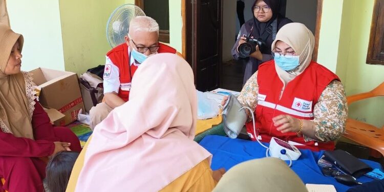 Foto:IST/MATA KALTENG - Wabup Kotim Irawati bersama PMI Kotim saat salurkan bantuan banjir, 14 Januari 2026.