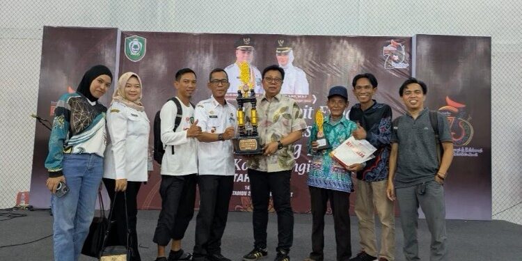 Foto:IST/MATA KALTENG - Penyerahan hadiah pemenang lomba menjawet rotan dalam rangka Hari Jadi ke-73 Kabupaten Kotawaringin Timur (Kotim).