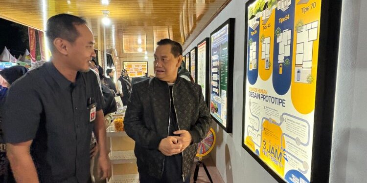 Foto:IST/MATA KALTENG - Bupati Kotim Halikinnor saat kunjungi stan Dinas Bina Marga dan Dinas Cipta Karya Kabupaten Kotawaringin Timur (Kotim) dalam Sampit Expo 2026.