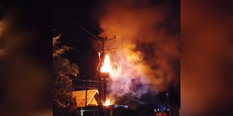 FOTO: IST/MATAKALTENG- Kondisi kebakaran trafo di wilayah Desa Terantang, Kecamatan Seranau pada Selasa malam.