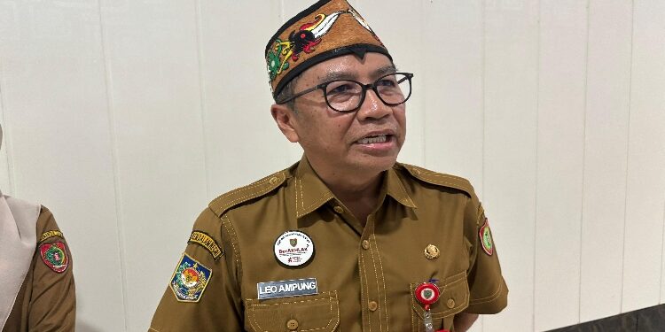 FOTO: IST/MATAKALTENG - Plt Sekretaris Daerah (Sekda) Kalimantan Tengah, Leonard S. Ampung, saat diwawancarai wartawan usai melaksanakan rapat kerja.